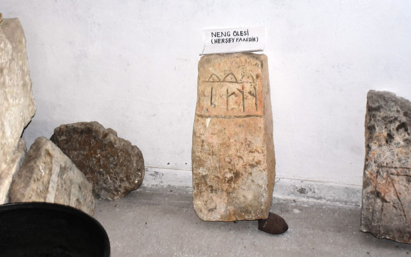 Malatya'da üzerindeki yazıyla dikkat çeken mezar taşı 1300 yıllık ve Göktürklere ait - Resim: 2