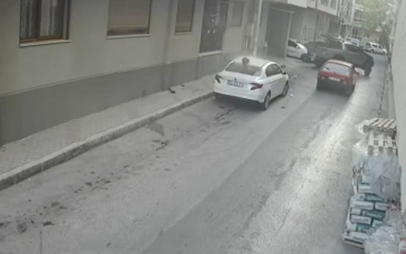 İzmir'de evinin önüne park eden araca saksı atıp sopayla vurdu: Varlığından haberdardık ama... - Resim: 1