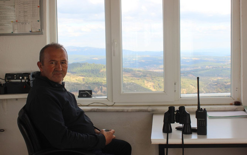 Bursa'da aylardır kulede yalnız yaşıyor 24 saat boyunca Uludağ'ı gözlüyor - Resim: 1