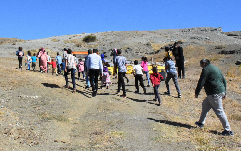 Sivas'ta öğrencilerin 'internet' mücadelesi 1 kilometre uzaktaki tepeye tırmanıyorlar - Resim: 1