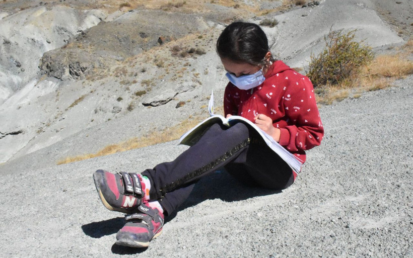 Sivas'ta öğrencilerin 'internet' mücadelesi 1 kilometre uzaktaki tepeye tırmanıyorlar - Resim: 3