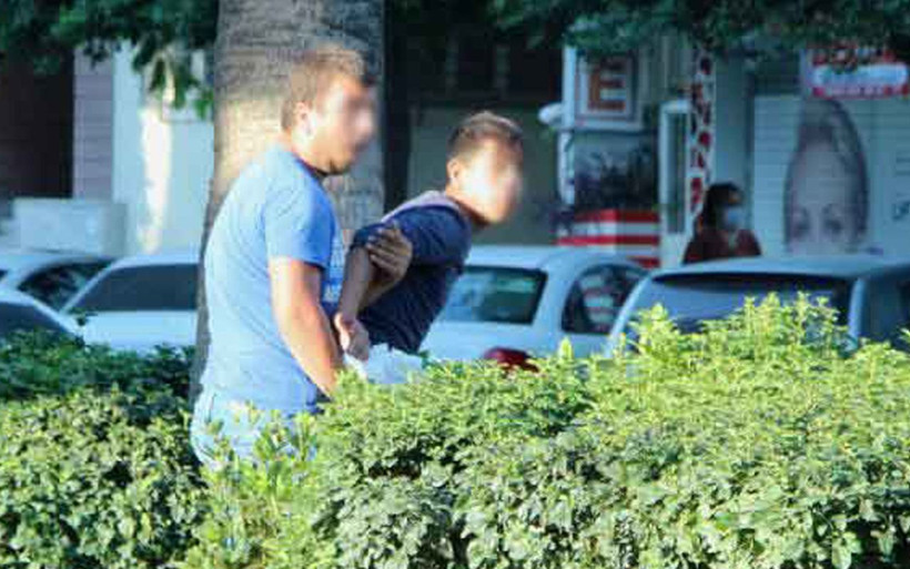 Adana'da 2 genç kimselere aldırmadan sokak ortasında uçucu madde soludu - Resim: 4