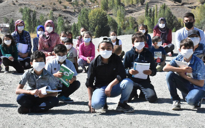 Sivas'ta öğrencilerin 'internet' mücadelesi 1 kilometre uzaktaki tepeye tırmanıyorlar - Resim: 4
