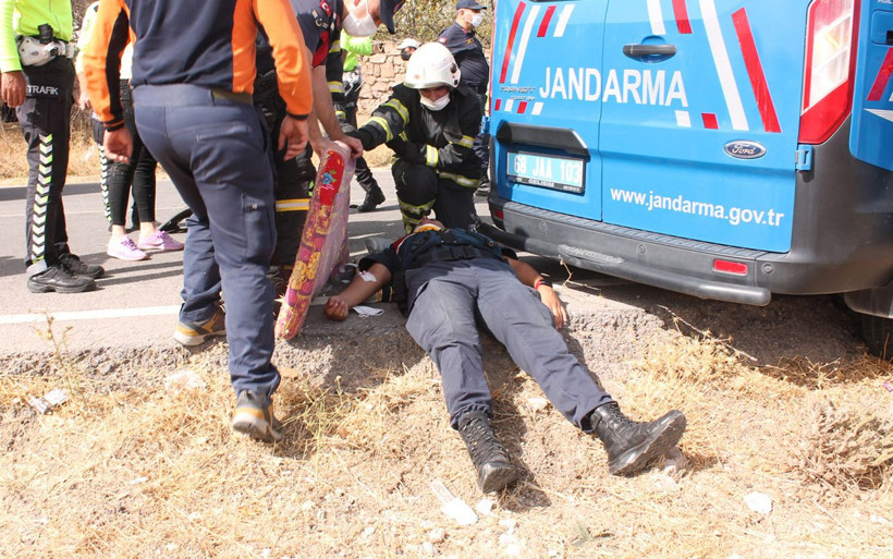Aksaray'da jandarma aracı ile otomobil kafa kafaya çarpıştı 2'si ağır 5 yaralı - Resim: 4