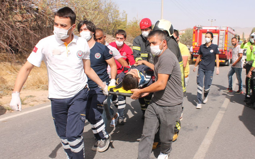 Aksaray'da jandarma aracı ile otomobil kafa kafaya çarpıştı 2'si ağır 5 yaralı - Resim: 2
