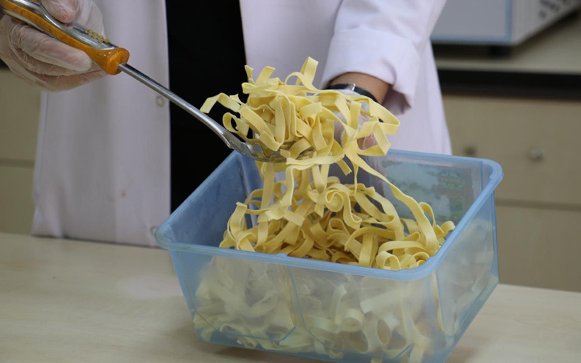 Kokusu gitti tadı kaldı Elazığ'da balık ve kılçığından makarna madalya getirdi - Resim: 1