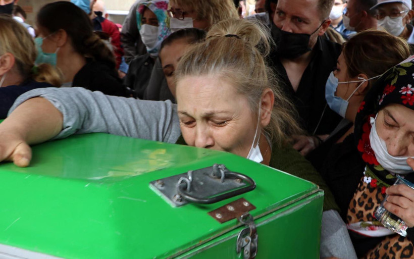 İzmir'de eşi tarafından öldürülen Bihter'in cenazesinde anne yürek yaktı: Sen son ol yavrum... - Resim: 3