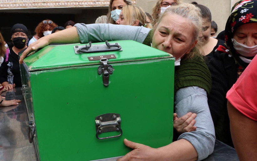 İzmir'de eşi tarafından öldürülen Bihter'in cenazesinde anne yürek yaktı: Sen son ol yavrum... - Resim: 2