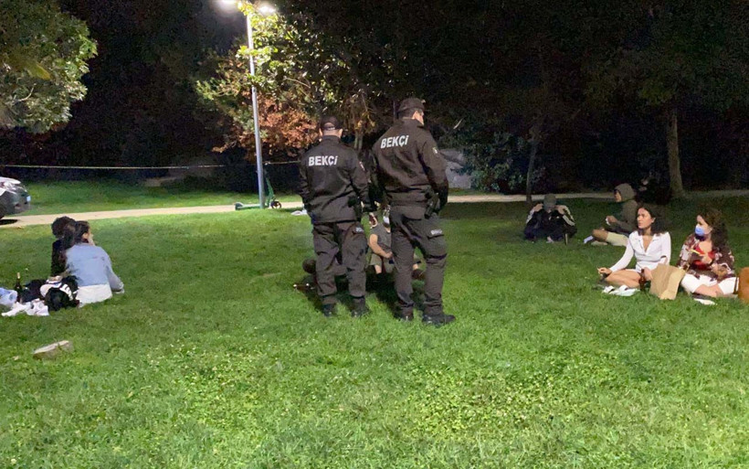 İstanbul'da haftasonu kalabalığı akşam da sürdü: Kadıköy Moda Sahili maskeden bir haber - Resim: 3