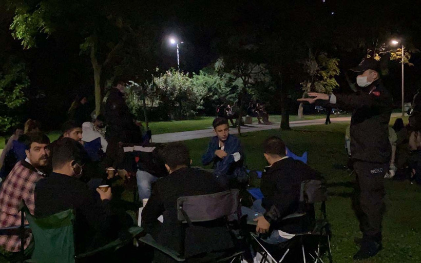 İstanbul'da haftasonu kalabalığı akşam da sürdü: Kadıköy Moda Sahili maskeden bir haber - Resim: 2