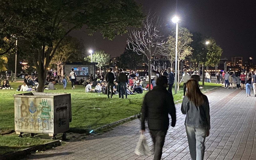 İstanbul'da haftasonu kalabalığı akşam da sürdü: Kadıköy Moda Sahili maskeden bir haber - Resim: 1