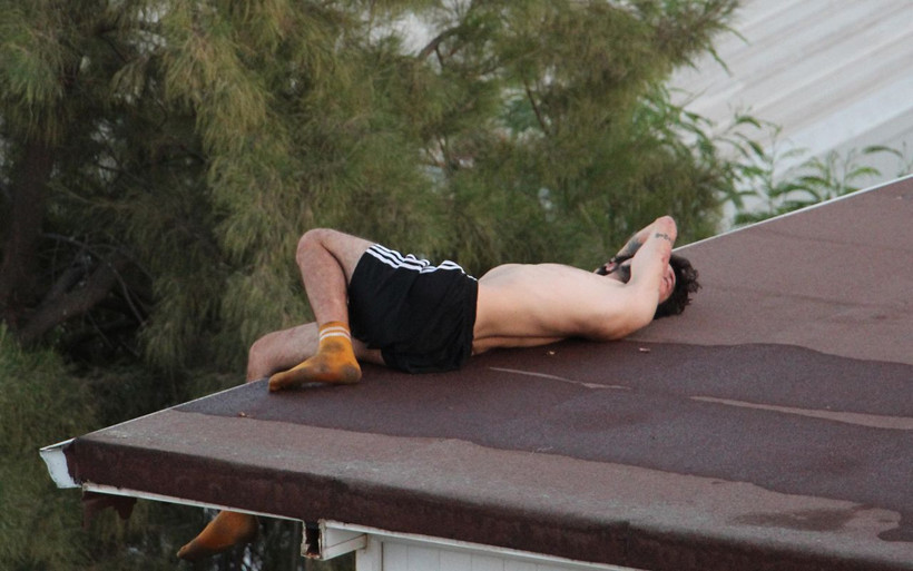 Antalya'da binanın çatısına çıkan genç sızıp kaldı yürekler ağza geldi - Resim: 1