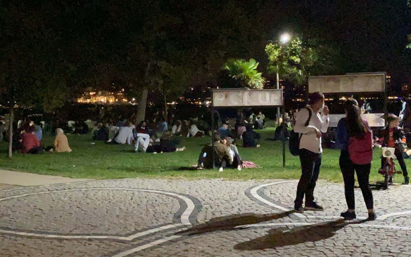 İstanbul'da haftasonu kalabalığı akşam da sürdü: Kadıköy Moda Sahili maskeden bir haber - Resim: 4