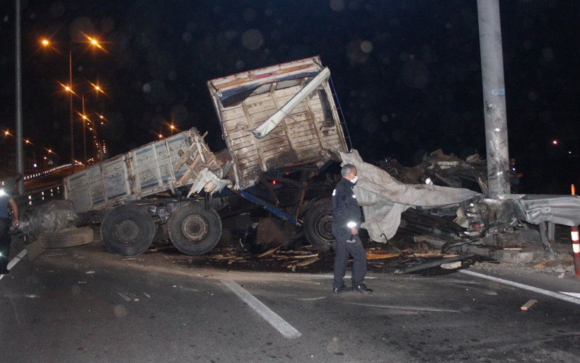 Antalya'da 'Allah esirgemiş' dedirten kaza: Otomobil 100 metre savruldu - Resim: 1