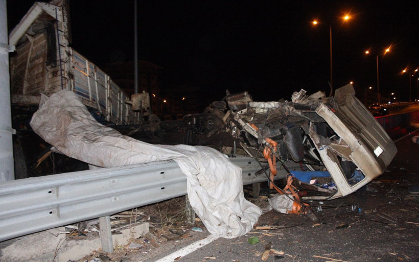 Antalya'da 'Allah esirgemiş' dedirten kaza: Otomobil 100 metre savruldu - Resim: 2