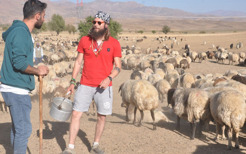 Hakkari'ye geldiği gün şoku yaşayan İtalyan hayran kaldı koyun sağmayı öğrendi - Resim: 1