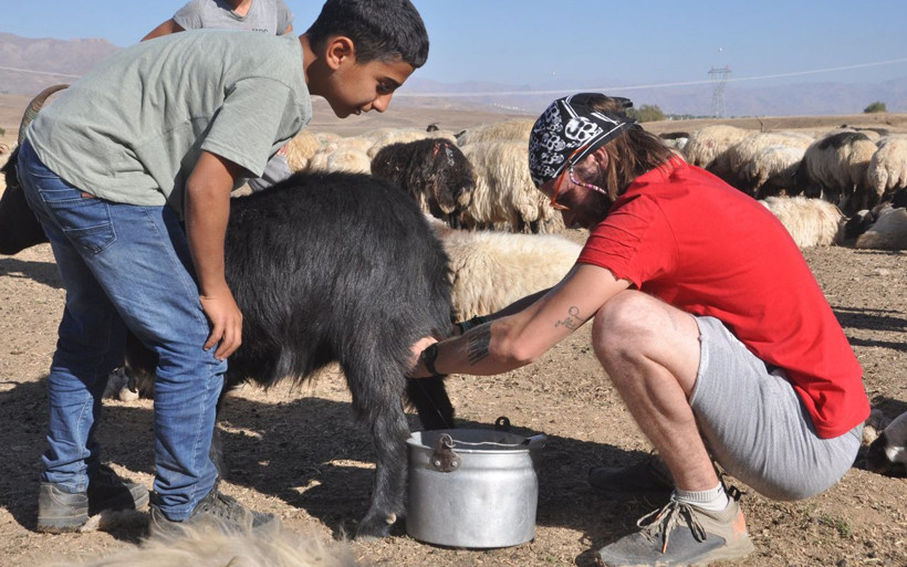 Hakkari'ye geldiği gün şoku yaşayan İtalyan hayran kaldı koyun sağmayı öğrendi - Resim: 4
