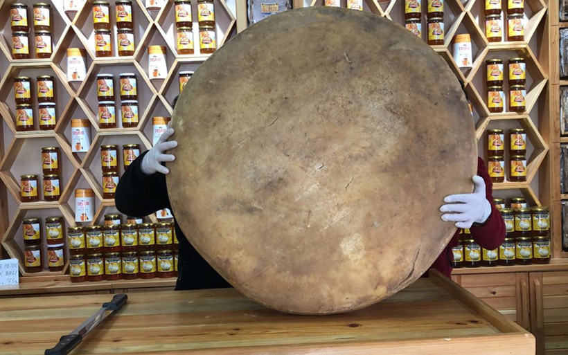 Kars'ta 2 buçuk ton sütle üretildi! 100 kiloluk gravyer peyniri şaşırttı - Resim: 1