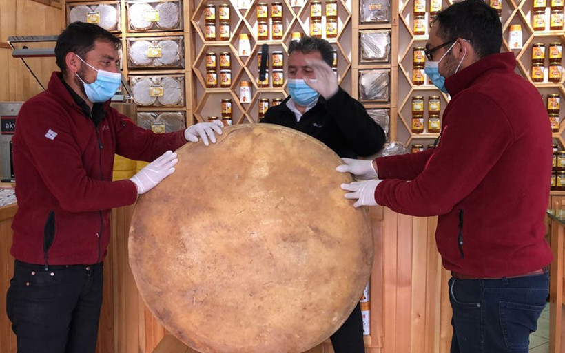 Kars'ta 2 buçuk ton sütle üretildi! 100 kiloluk gravyer peyniri şaşırttı - Resim: 3