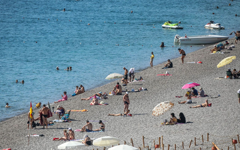 Konyaaltı Sahili'nde deniz, kum ve güneş sefası Antalya yazı aratmamaya devam ediyor - Resim: 1