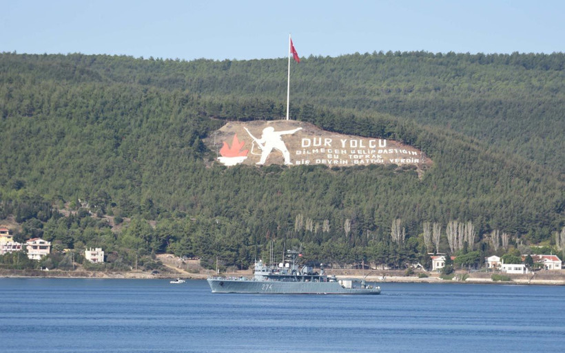 NATO grubundaki Romanya'ya ait mayın gemisi Çanakkale Boğazı'ndan geçti - Resim: 1