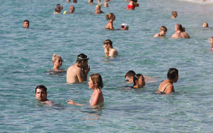 Antalya'nın Alanya ilçesi kışa kendini unutturdu deniz sefası sürüldü - Resim: 1