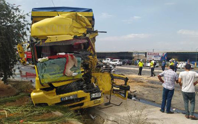Kupası yerinden fırladı yangın çıktı Mersin'de feci kazada ortalık savaş alanına döndü - Resim: 2