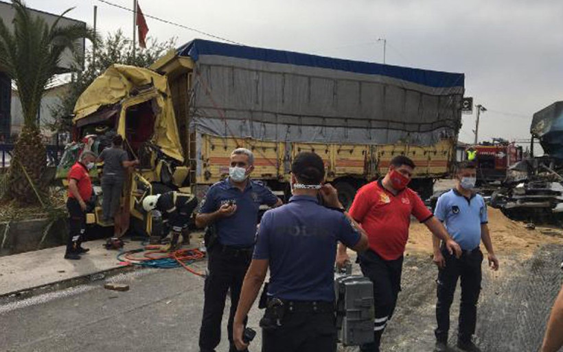 Kupası yerinden fırladı yangın çıktı Mersin'de feci kazada ortalık savaş alanına döndü - Resim: 3