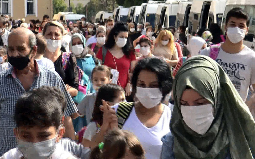 Esenyurt'ta endişelendiren yoğunluk: Okul önünde veliler uyarıları umursamadı - Resim: 2