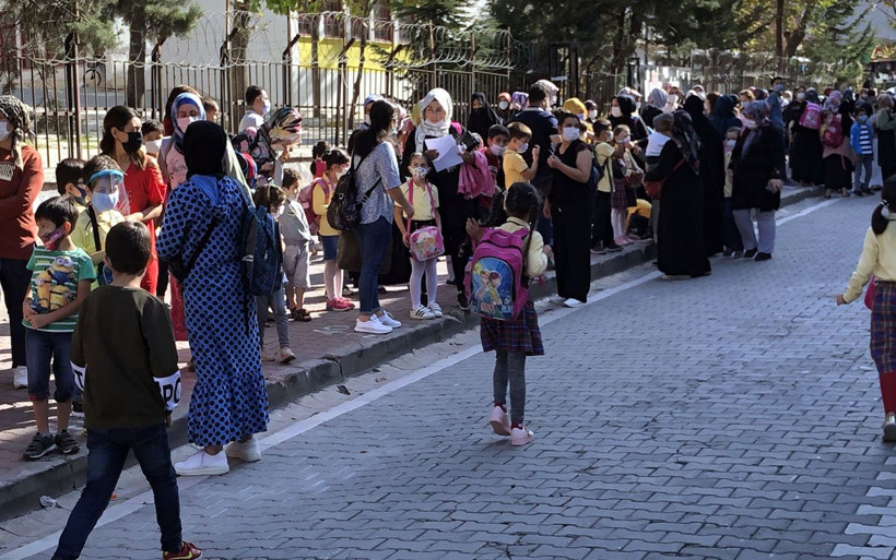 Esenyurt'ta endişelendiren yoğunluk: Okul önünde veliler uyarıları umursamadı - Resim: 1