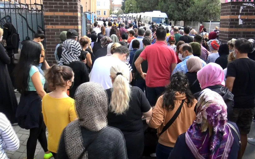 Esenyurt'ta endişelendiren yoğunluk: Okul önünde veliler uyarıları umursamadı - Resim: 4