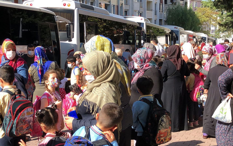 Esenyurt'ta endişelendiren yoğunluk: Okul önünde veliler uyarıları umursamadı - Resim: 3