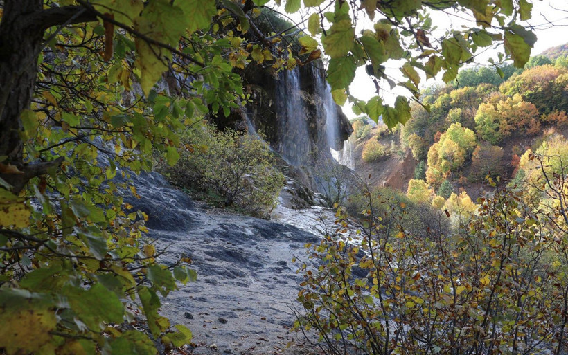 Sivas'ta Dipsiz Göl Şelalesi rengarenk görüntüsüyle büyülüyor - Resim: 2