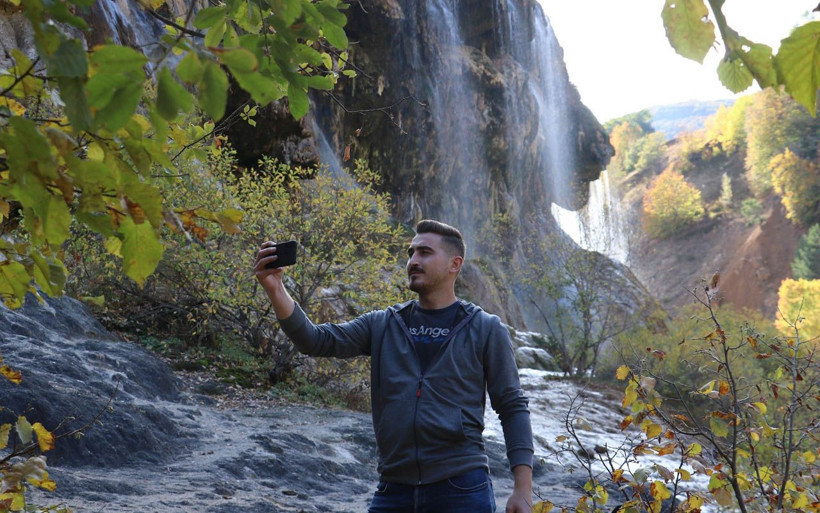 Sivas'ta Dipsiz Göl Şelalesi rengarenk görüntüsüyle büyülüyor - Resim: 4