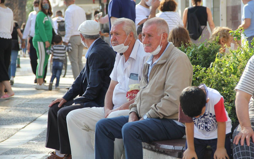 Vaka sayısının yükselişe geçtiği İzmir'de ürküten kalabalık - Resim: 2