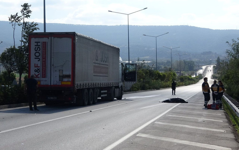 Çanakkale'de üniversite öğrencisi TIR'ın altında kalarak öldü eşyaları etrafa fırladı - Resim: 1