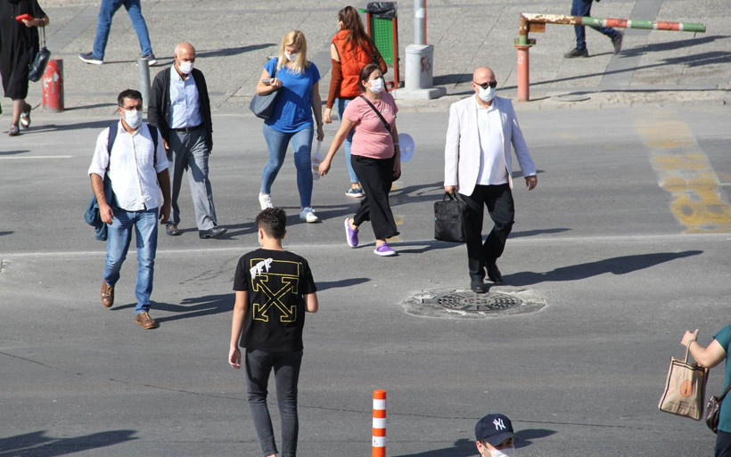 Vaka sayısının yükselişe geçtiği İzmir'de ürküten kalabalık - Resim: 1