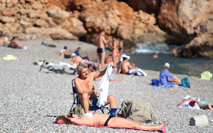 Sabah yağmur ve fırtınaya teslim olan Antalya'da güneş kendini gösterince denize koştular - Resim: 4
