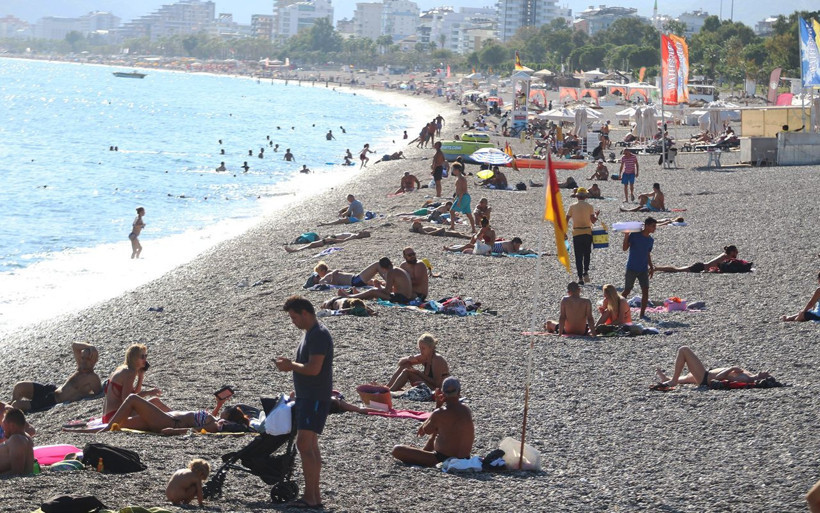 Sabah yağmur ve fırtınaya teslim olan Antalya'da güneş kendini gösterince denize koştular - Resim: 3