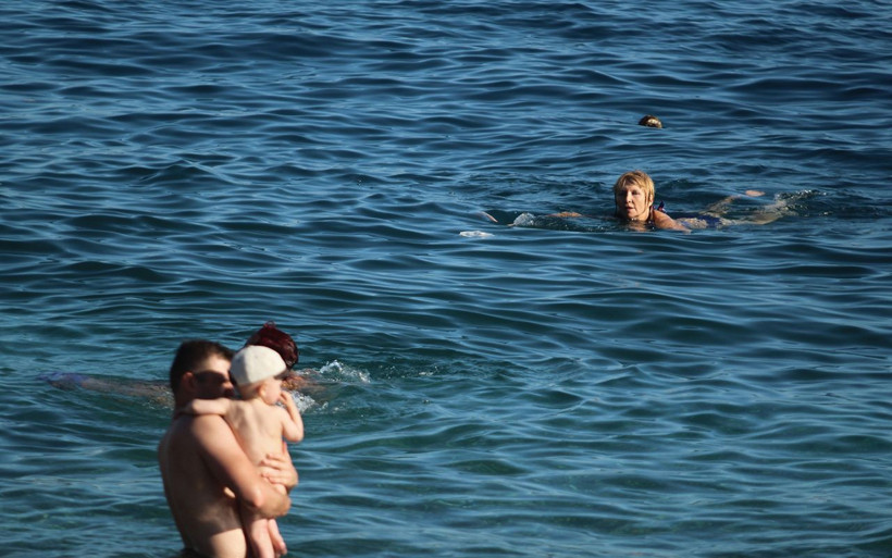 Sabah yağmur ve fırtınaya teslim olan Antalya'da güneş kendini gösterince denize koştular - Resim: 1