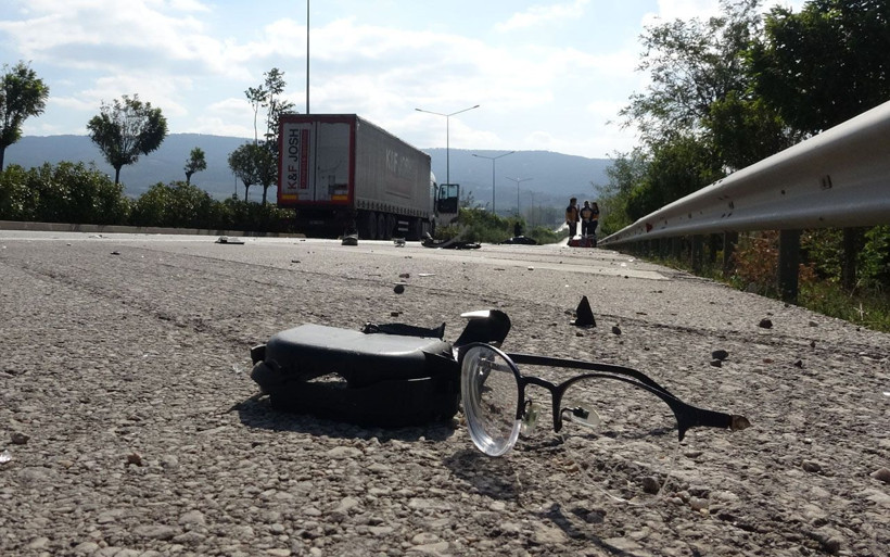 Çanakkale'de üniversite öğrencisi TIR'ın altında kalarak öldü eşyaları etrafa fırladı - Resim: 4