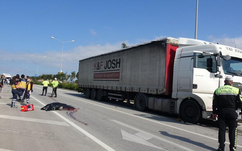 Çanakkale'de üniversite öğrencisi TIR'ın altında kalarak öldü eşyaları etrafa fırladı - Resim: 2