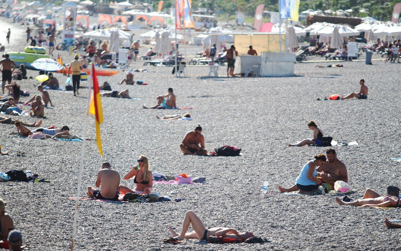 Sabah yağmur ve fırtınaya teslim olan Antalya'da güneş kendini gösterince denize koştular - Resim: 2