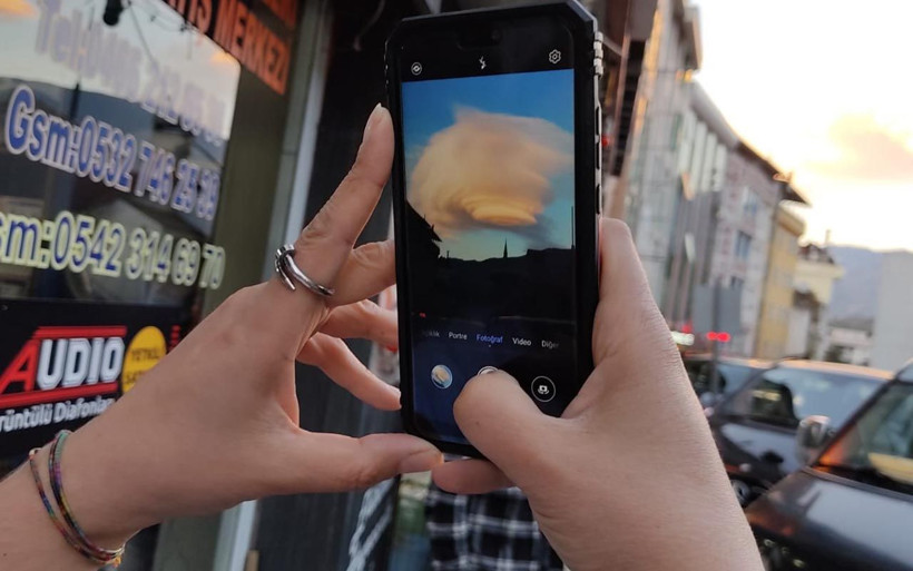 Artvin'de gökyüzünde ilginç görüntüyü gören telefona sarıldı - Resim: 1