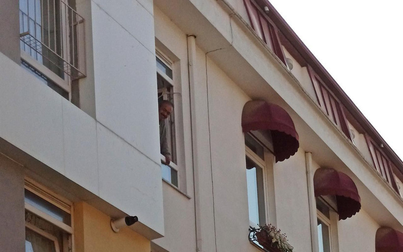 Eskişehir'de bunalım geçirdi evdeki eşyaları camdan attı! 'Babam gelsin' diye bağırdı - Resim: 2