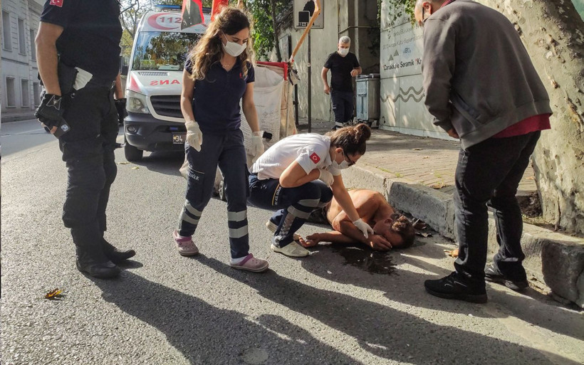 Beşiktaş'ta baygın kağıt toplayıcısı ayılınca dehşeti yaşattı! Sağlıkçılara saldırdı - Resim: 3