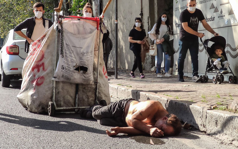 Beşiktaş'ta baygın kağıt toplayıcısı ayılınca dehşeti yaşattı! Sağlıkçılara saldırdı - Resim: 1