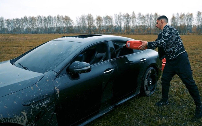 Lüks aracını benzin döküp yakan Rus fenomen bir de mangal yaptı - Resim: 4