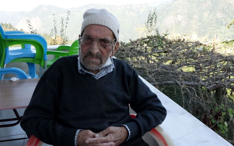 Rize'de kendisi için yaptığı türbe gibi mezarı seyrediyor yağmur sistemi yapmış - Resim: 4