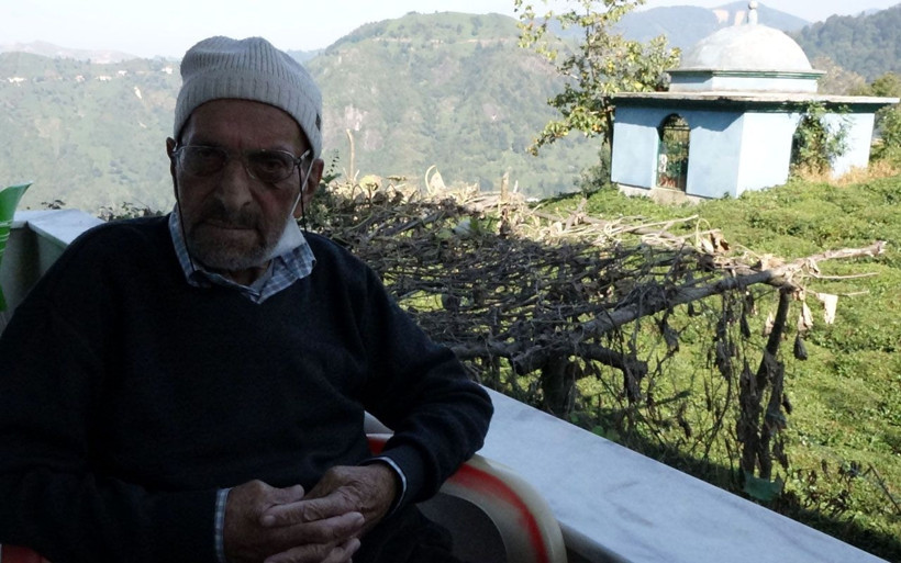 Rize'de kendisi için yaptığı türbe gibi mezarı seyrediyor yağmur sistemi yapmış - Resim: 2
